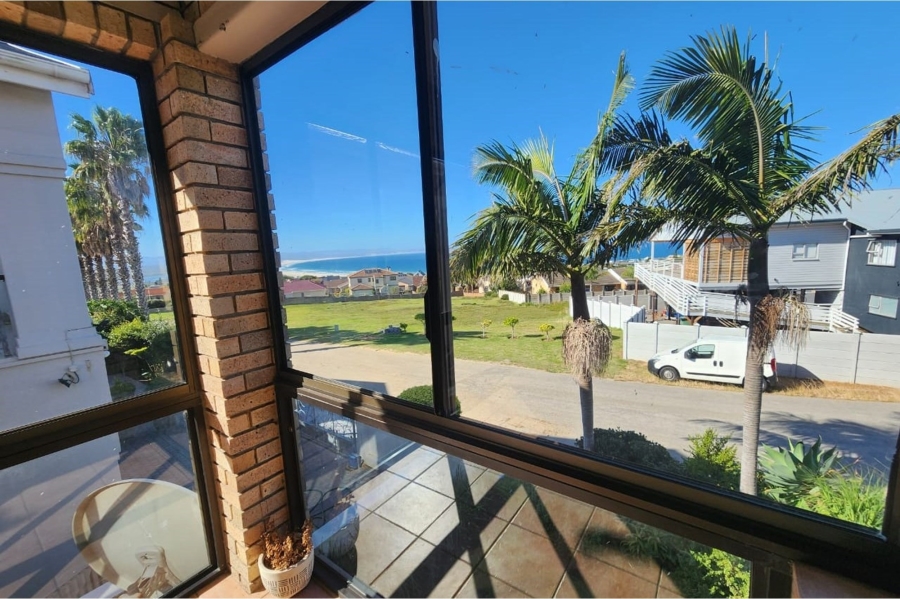 6 Bedroom Property for Sale in Wavecrest Eastern Cape